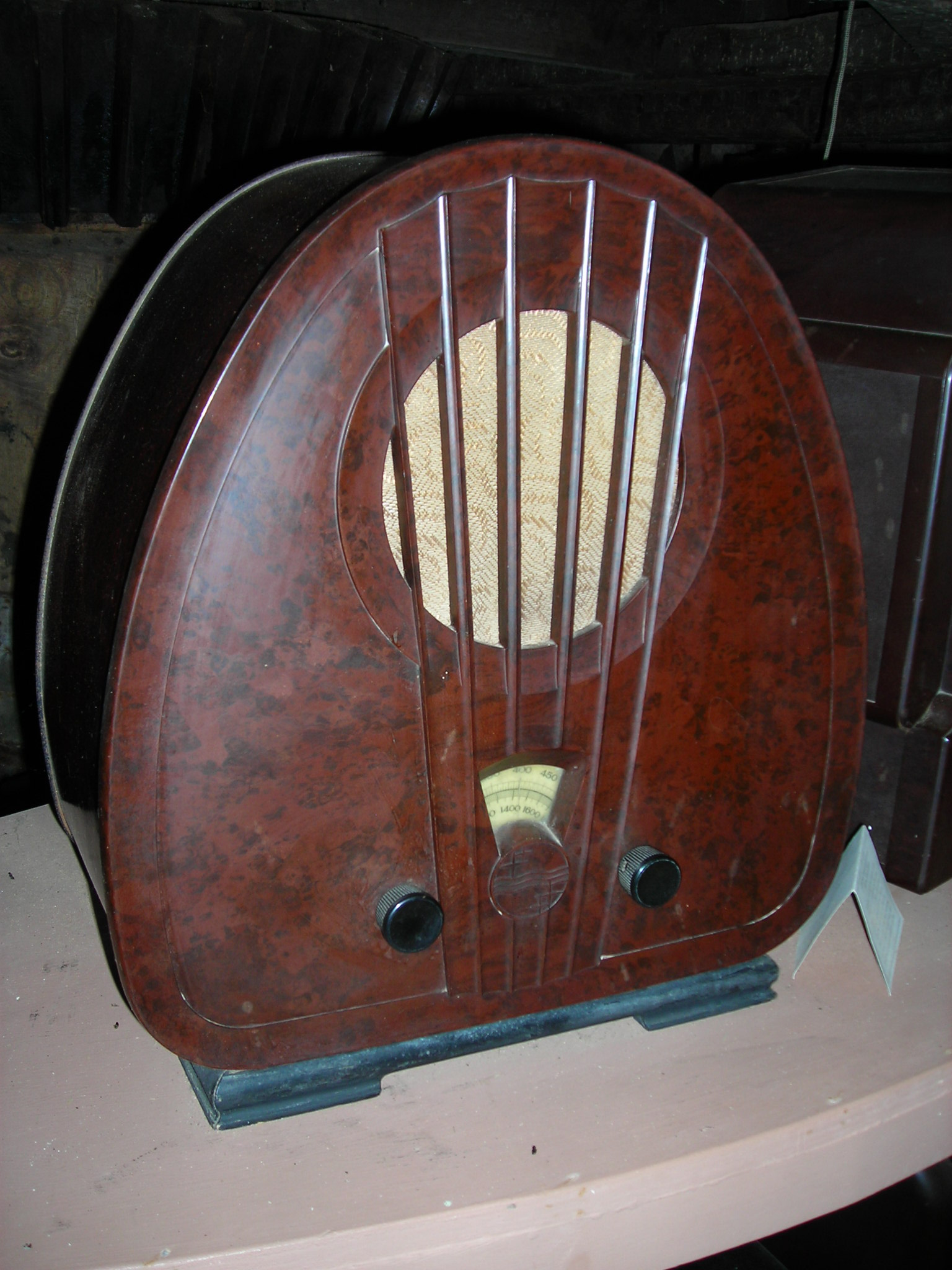 Bakelite_radio.jpg