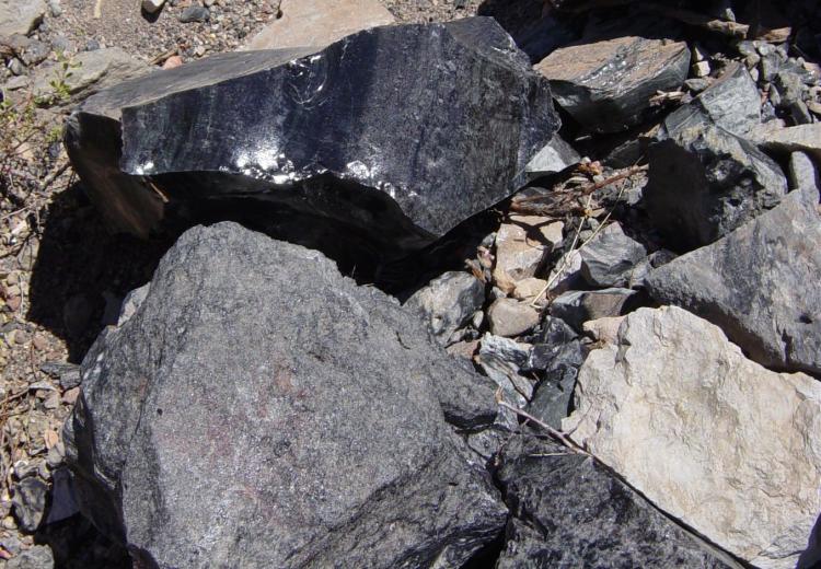 Different_rocks_at_Panum_Crater.jpg