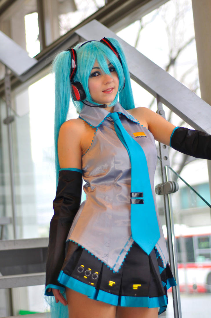 hatsune_miku_cosplay_3_by_ritual_winds-d3biwqp.jpg