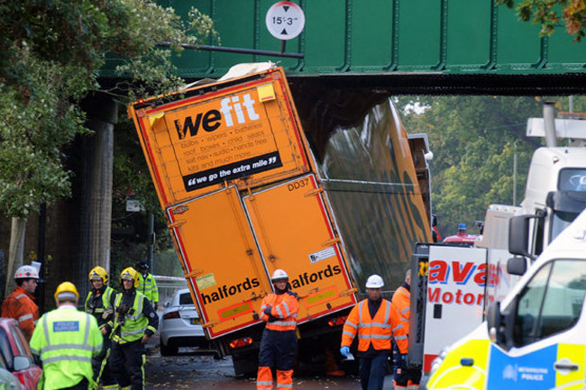 hallfords-lorry-crash-into-bridge.jpg