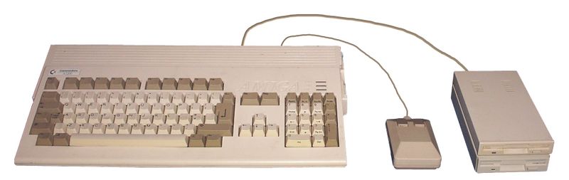 800px-Amiga_1200_with_mouse%2C_drives.jpg